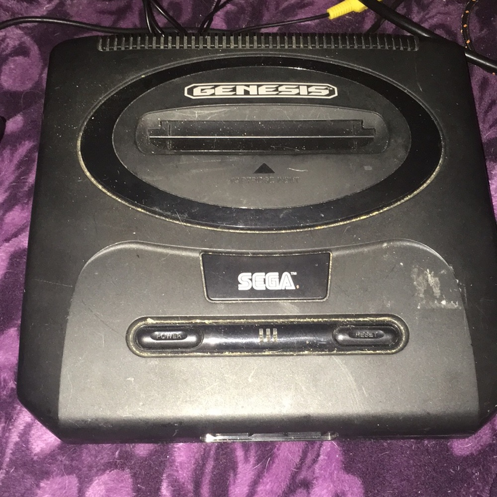 Sega Gensis console w/2 sega controllers, AC/DC plug and RCA adapter